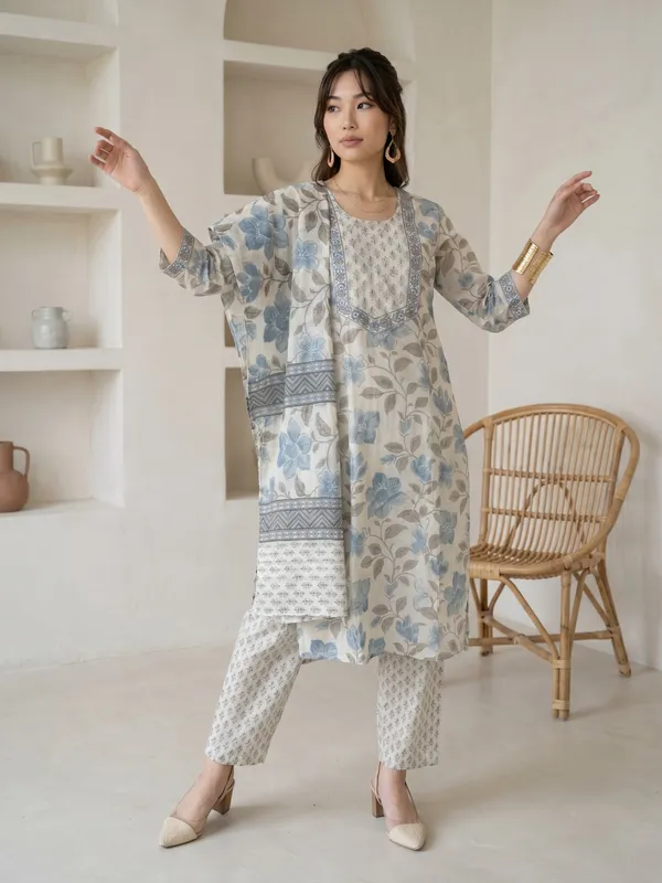 Blue_And_White_Floral_Print_Cotton_Kurta_Set_For_Women