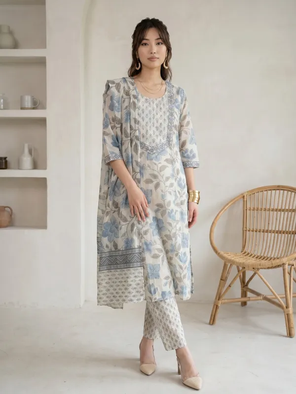 Blue_And_White_Floral_Print_Cotton_Kurta_Set_For_Women