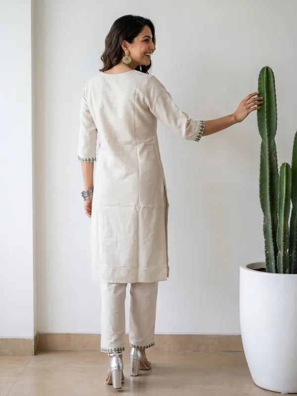 Off_White_Embroidered_Floral_Kurta_Set_For_Women
