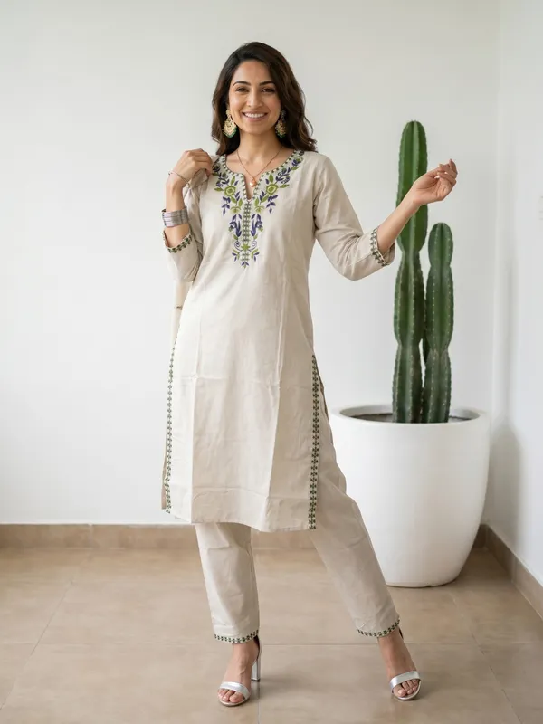 Off_White_Embroidered_Floral_Kurta_Set_For_Women