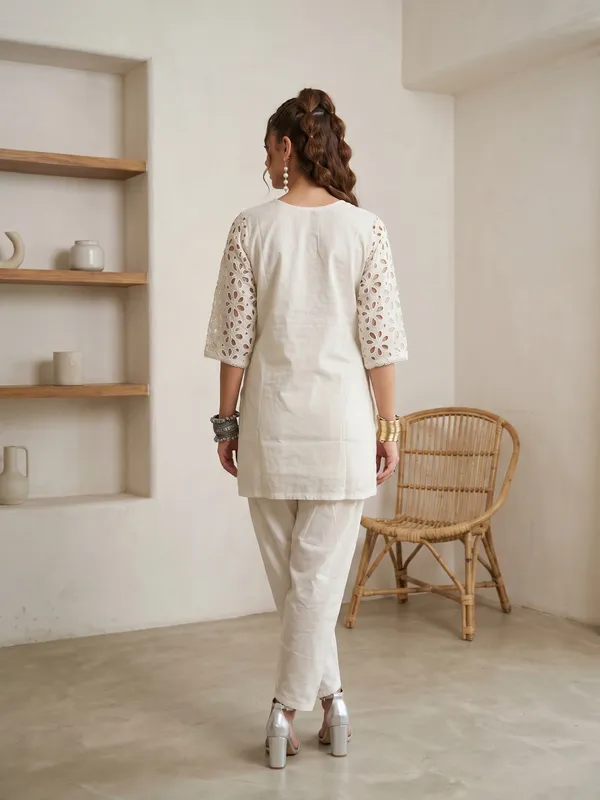 White_Cotton_Embroidered_Kurta_With_Pants_For_Women