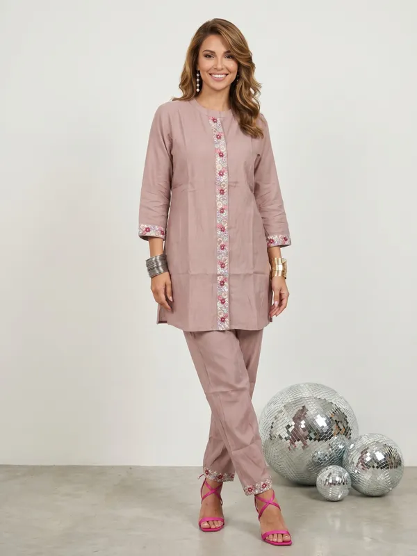 Dusty_Pink_Embroidered_Vatican_Silk_Kurta_Set_For_Women