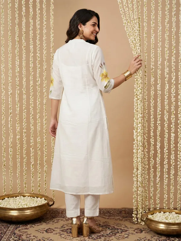 White_Floral_Embroidered_Kurta_Set_In_Pure_Mul_Chanderi_For_Women