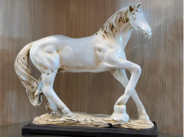Elegant_White_Horse_Figurine