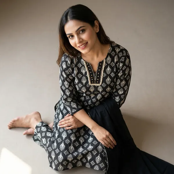 Black_And_White_Premium_Cotton_Suit_For_Women