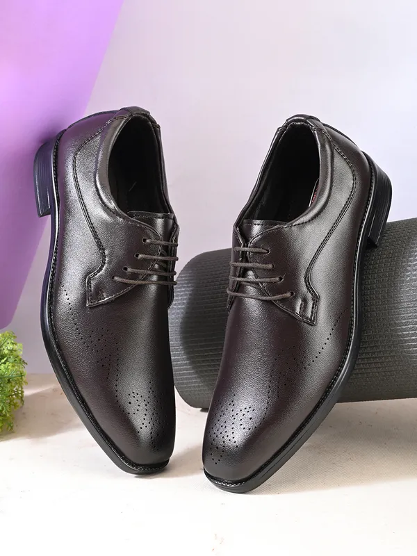 Brown_Leather_Lace-Up_Formal_Derby_Shoes_For_Men