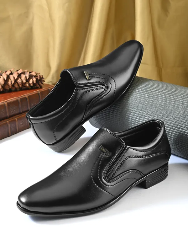 Black_Leather_Formal_Slip-On_Shoes_For_Men