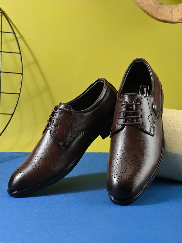 Brown_Leather_Perforated_Toe_Cap_Formal_Derby_Shoes_For_Men