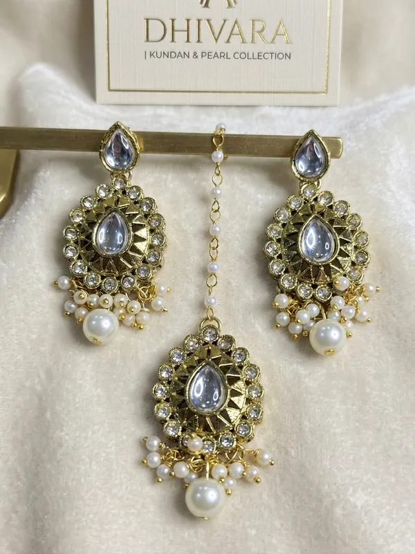 Traditional_Kundan_Earring_and_Maangtikka_Set_For_Women
