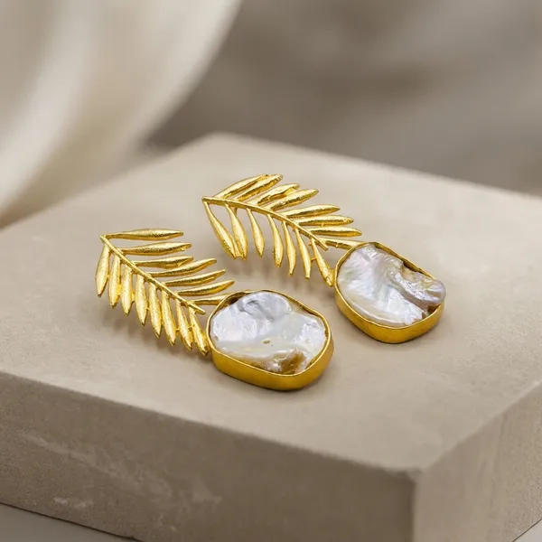 Dhivara_Ivory_Amulya_Mother_Of_Pearl_Earring