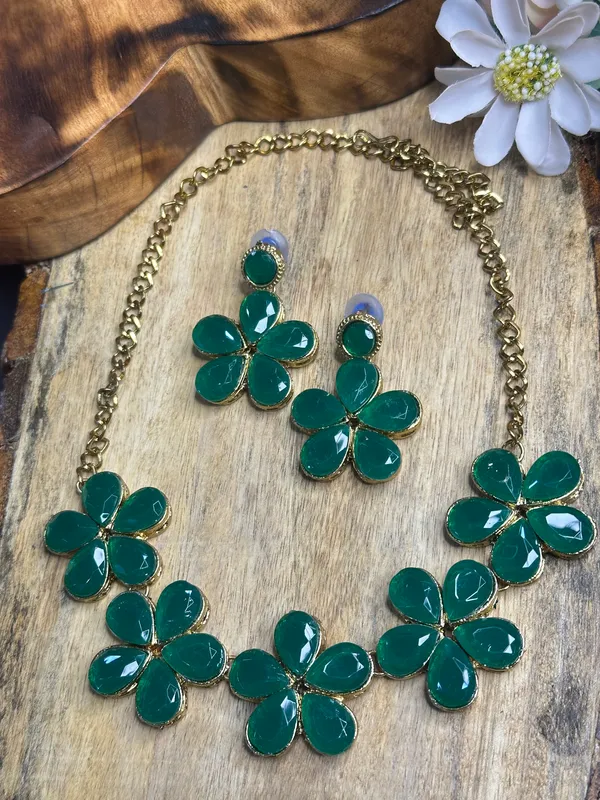 Green_Alloy_Jewellery_Set_For_Women