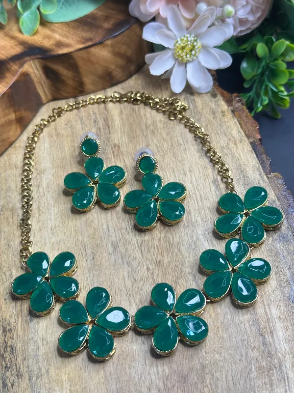 Green_Alloy_Jewellery_Set_For_Women