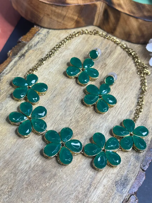 Green_Alloy_Jewellery_Set_For_Women
