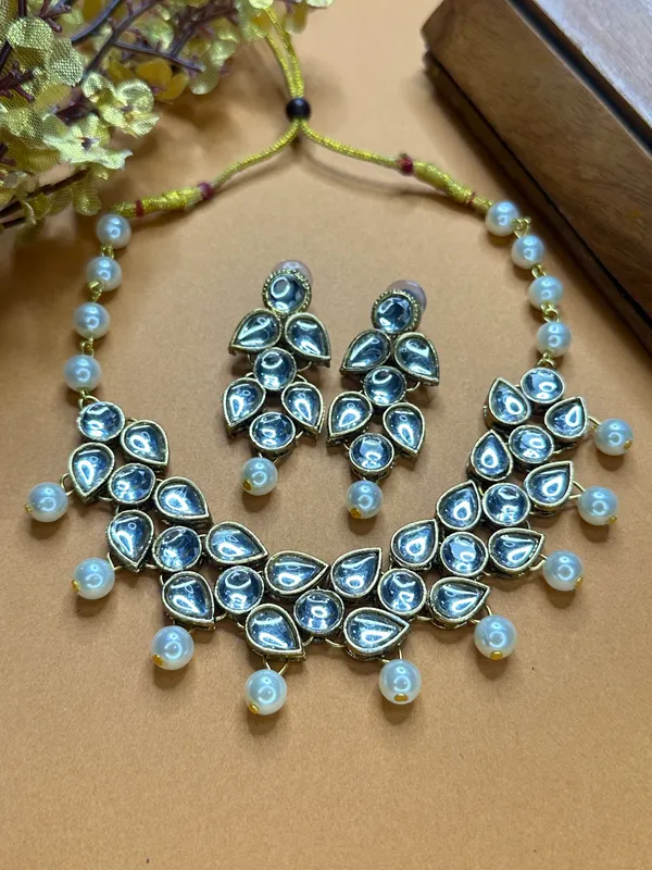 Shimmering_Glittering_White_Pearl_Kundan_Chokar_Jewellery_Sets_For_Women
