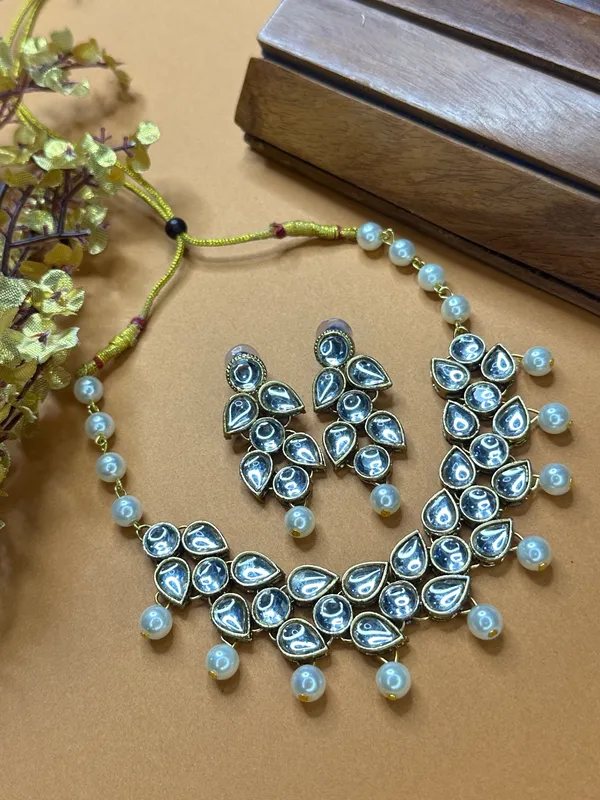 Shimmering_Glittering_White_Pearl_Kundan_Chokar_Jewellery_Sets_For_Women