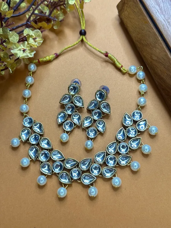 Shimmering_Glittering_White_Pearl_Kundan_Chokar_Jewellery_Sets_For_Women