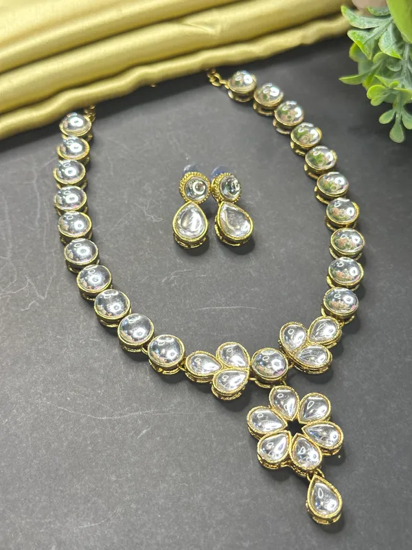 Kundan_And_Alloy_Jewellery_Set_For_Women