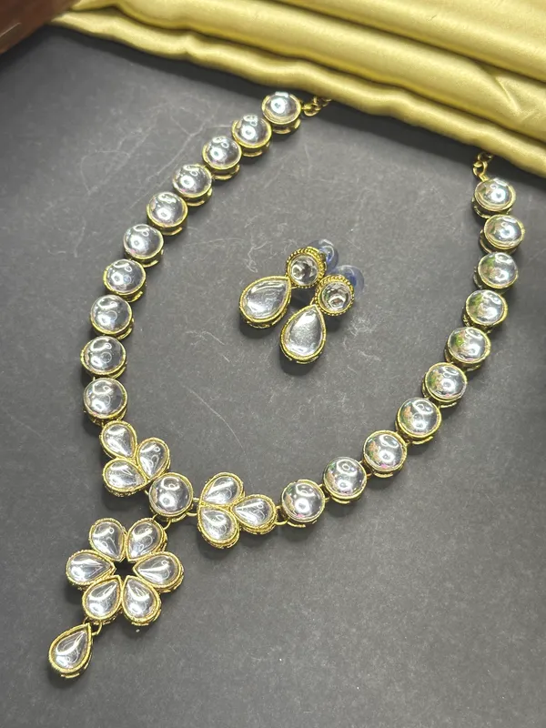 Kundan_And_Alloy_Jewellery_Set_For_Women