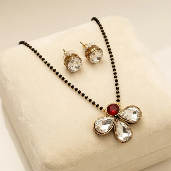 Gold_And_Black_Alloy_Jewellery_Set_For_Women
