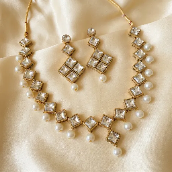 Alloy_Kundan_And_White_Pearl_Necklace_Set