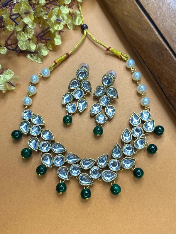 Shimmering_Glittering_Green_Pearl_Kundan_Chokar_Jewellery_Sets_For_Women