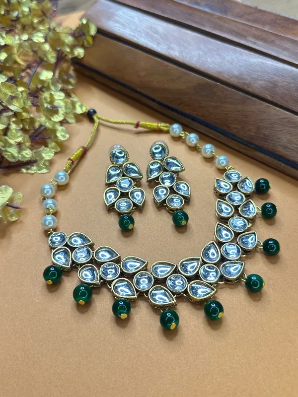 Shimmering_Glittering_Green_Pearl_Kundan_Chokar_Jewellery_Sets_For_Women