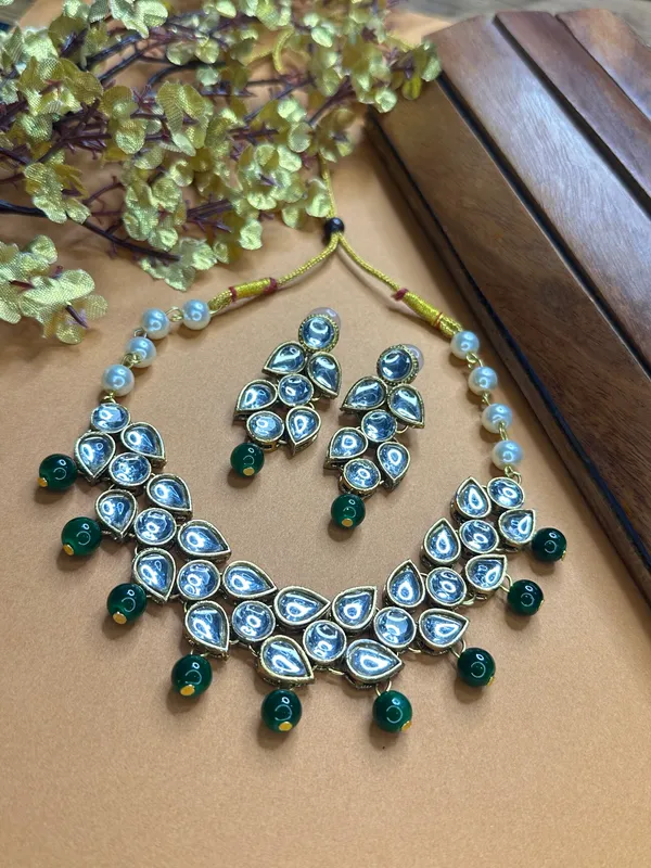 Shimmering_Glittering_Green_Pearl_Kundan_Chokar_Jewellery_Sets_For_Women