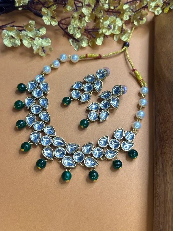 Shimmering_Glittering_Green_Pearl_Kundan_Chokar_Jewellery_Sets_For_Women