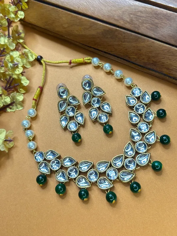 Shimmering_Glittering_Green_Pearl_Kundan_Chokar_Jewellery_Sets_For_Women