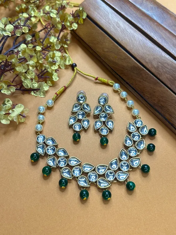 Shimmering_Glittering_Green_Pearl_Kundan_Chokar_Jewellery_Sets_For_Women