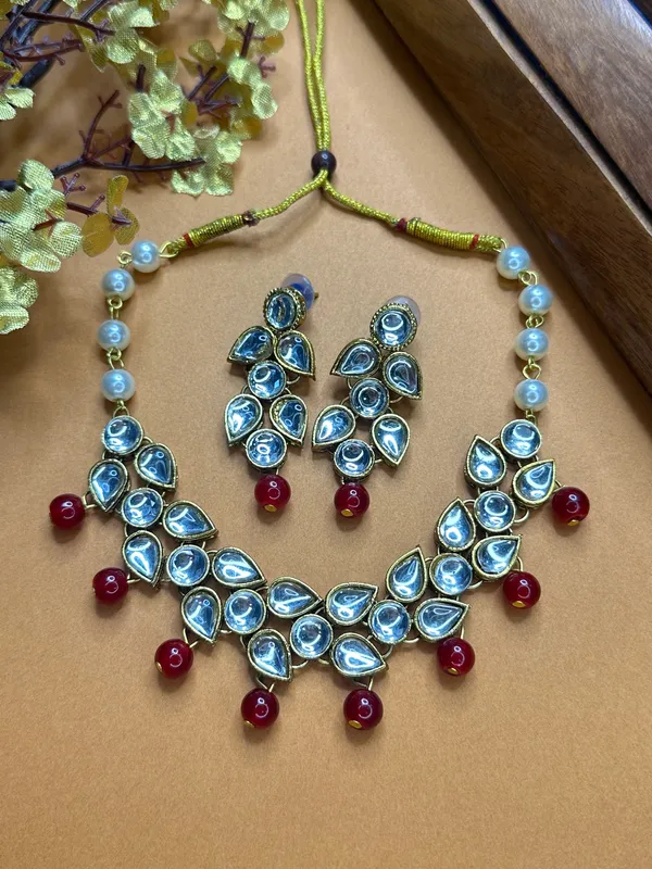 Shimmering_Glittering_Maroon_Pearl_Kundan_Chokar_Jewellery_Sets_For_Women