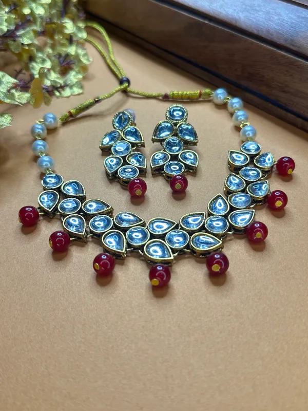 Shimmering_Glittering_Maroon_Pearl_Kundan_Chokar_Jewellery_Sets_For_Women