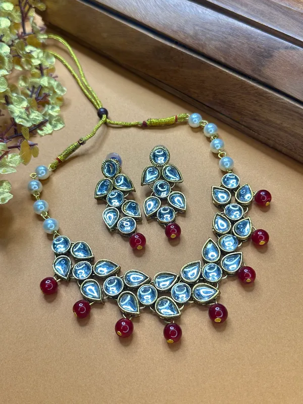 Shimmering_Glittering_Maroon_Pearl_Kundan_Chokar_Jewellery_Sets_For_Women