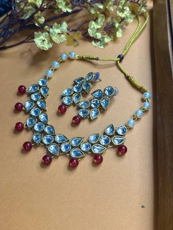 Shimmering_Glittering_Maroon_Pearl_Kundan_Chokar_Jewellery_Sets_For_Women