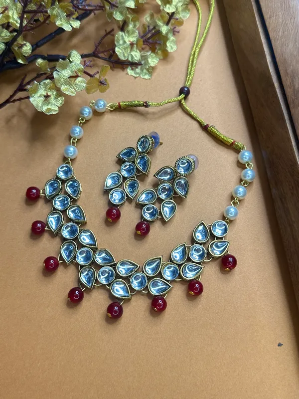 Shimmering_Glittering_Maroon_Pearl_Kundan_Chokar_Jewellery_Sets_For_Women