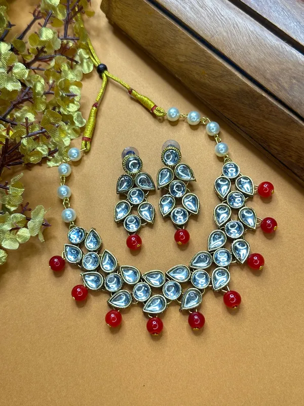 Shimmering_Glittering_Red_Pearl_Kundan_Chokar_Jewellery_Sets_For_Women