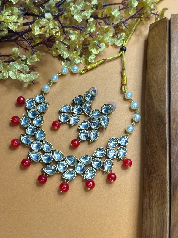 Shimmering_Glittering_Red_Pearl_Kundan_Chokar_Jewellery_Sets_For_Women