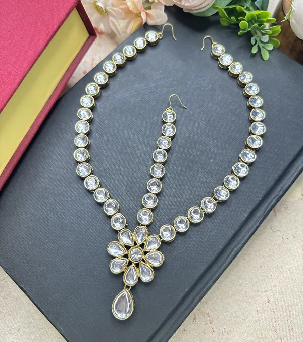 Traditional_Kundan_Maang_Tikka_For_Women