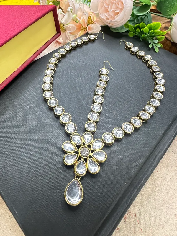 Traditional_Kundan_Maang_Tikka_For_Women