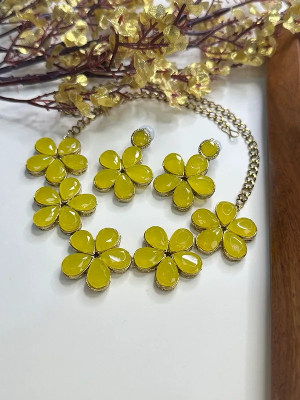 Shimmering_Glittering_Yellow_Jewellery_Set_For_Women