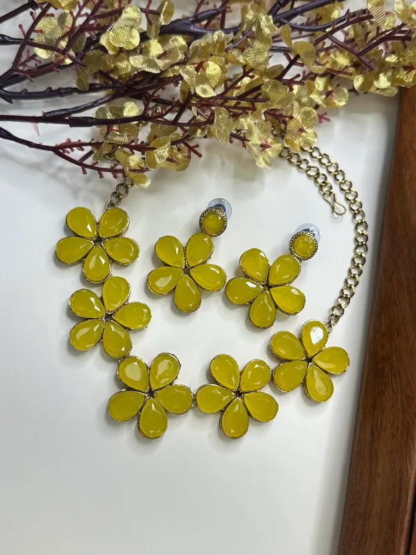 Shimmering_Glittering_Yellow_Jewellery_Set_For_Women