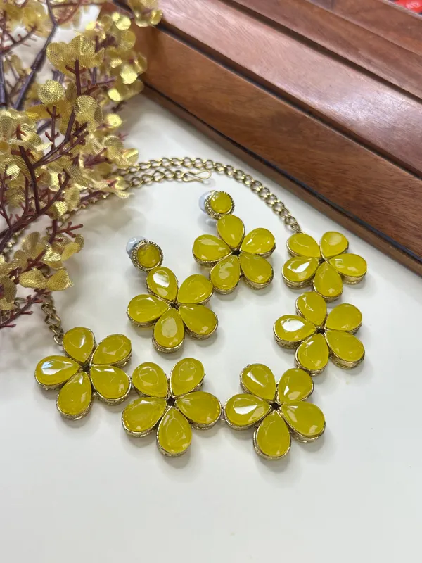Shimmering_Glittering_Yellow_Jewellery_Set_For_Women