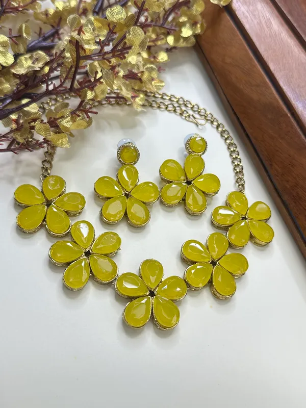 Shimmering_Glittering_Yellow_Jewellery_Set_For_Women