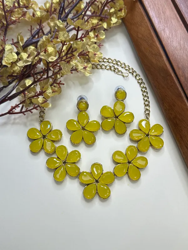 Shimmering_Glittering_Yellow_Jewellery_Set_For_Women