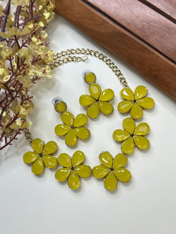 Shimmering_Glittering_Yellow_Jewellery_Set_For_Women