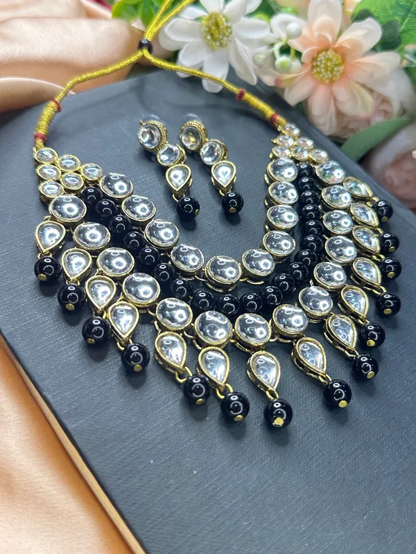 Black_Kundan_Choker_Jewellery_Set_For_Women