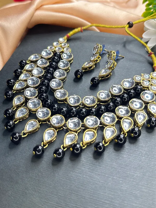 Black_Kundan_Choker_Jewellery_Set_For_Women