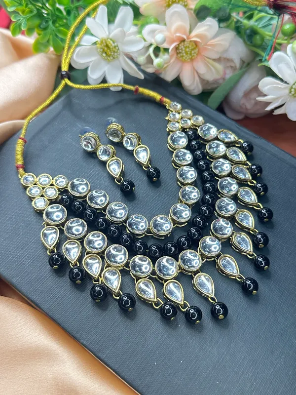 Black_Kundan_Choker_Jewellery_Set_For_Women