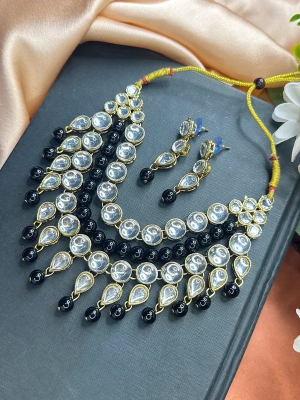 Black_Kundan_Choker_Jewellery_Set_For_Women