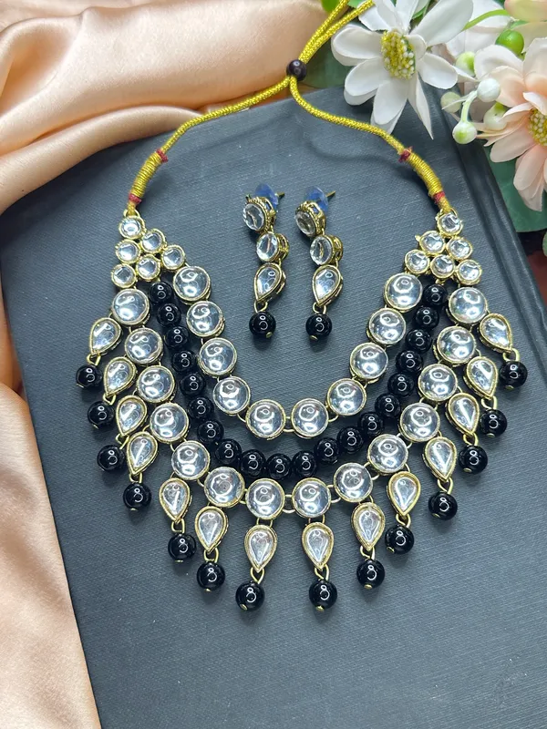Black_Kundan_Choker_Jewellery_Set_For_Women